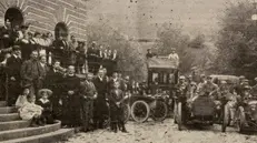 Nel 1904: Un gruppo di bresciani iscritti al Tci pronti a partecipare all’«automobilitazione», ossia una gita fuori porta in macchina