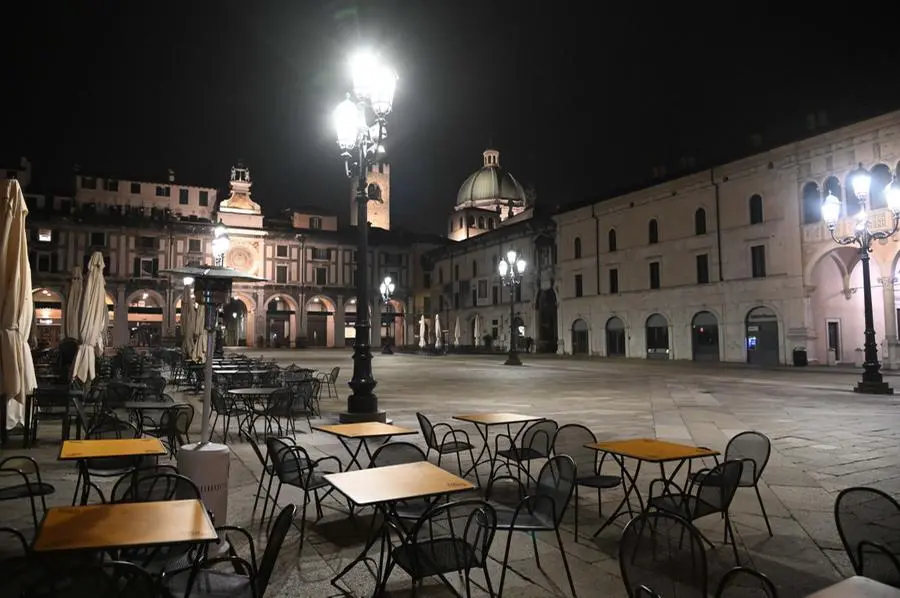 Brescia nella prima sera del coprifuoco