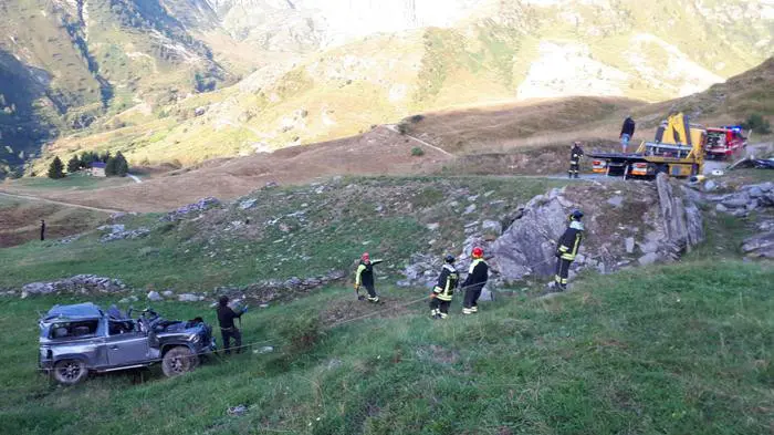 I vigili del fuoco sul luogo dell'incidente - Foto Ansa © www.giornaledibrescia.it