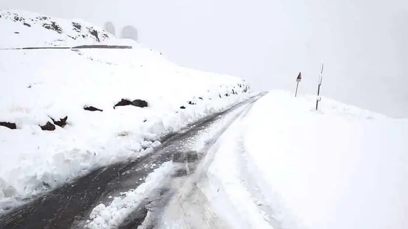 Maniva, un tratto della ex Statale 345 avvolto dalla neve - Foto Provincia di Brescia / Facebook © www.giornaledibrescia.it