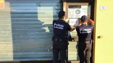 La Polizia locale appone l’avviso di sospensione ad un market