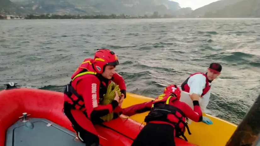 Maltempo, surfisti e velisti soccorsi sul Garda