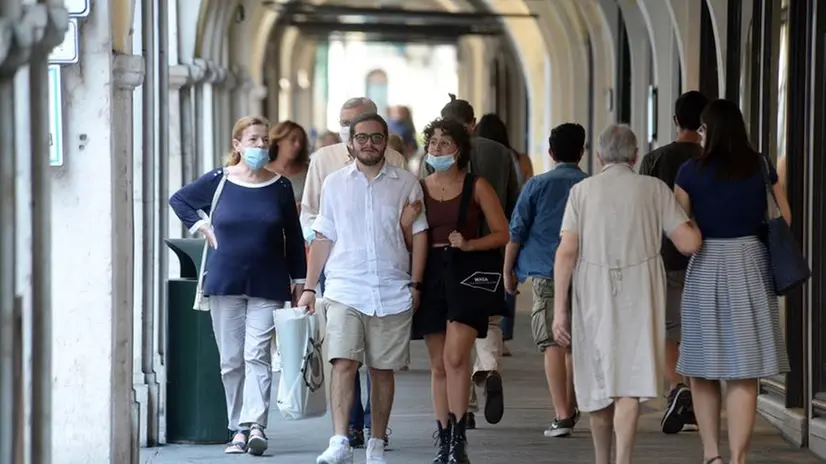 Bresciano con la mascherina e non a passeggio in via X giornate - Foto Marco Ortogni/Neg © www.giornaledibrescia.it