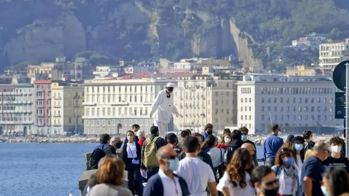 Preoccupa la situazione di Milano e Napoli: nella foto, folla nel capoluogo della Campania - Foto Ansa © www.giornaledibrescia.it
