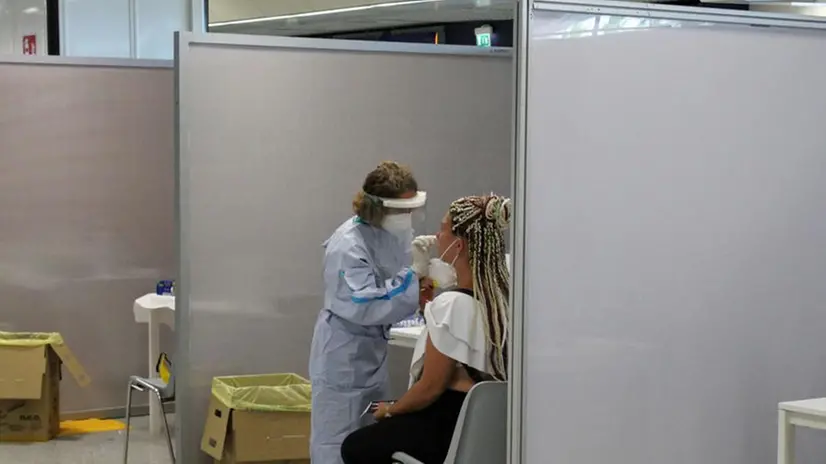 Un test su una donna all'aeroporto di Fiumicino - Foto Ansa © www.giornaledibrescia.it