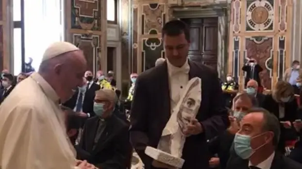 La statua potrebbe essere realizzata sulla falsariga di quella donata a Papa Francesco