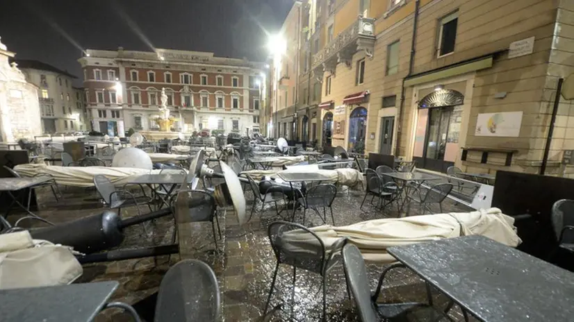 Bar chiusi in piazza Duomo - Foto Marco Ortogni/Neg © www.giornaledibrescia.it