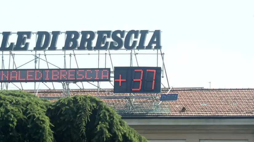 Temperature da bollino rosso anche in città - Foto Marco Ortogni/Neg © www.giornaledibrescia.it
