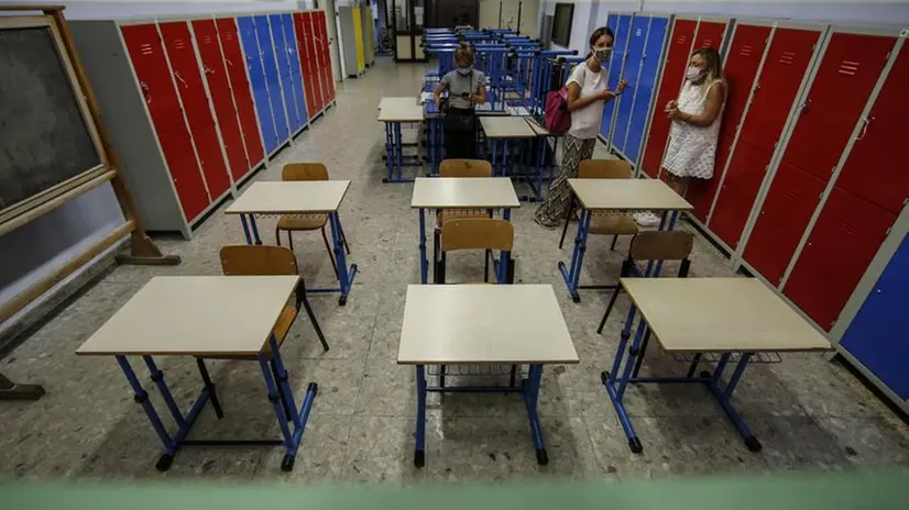 Prove di distanziamento tra i banchi in un istituto scolastico - Foto Ansa © www.giornaledibrescia.it
