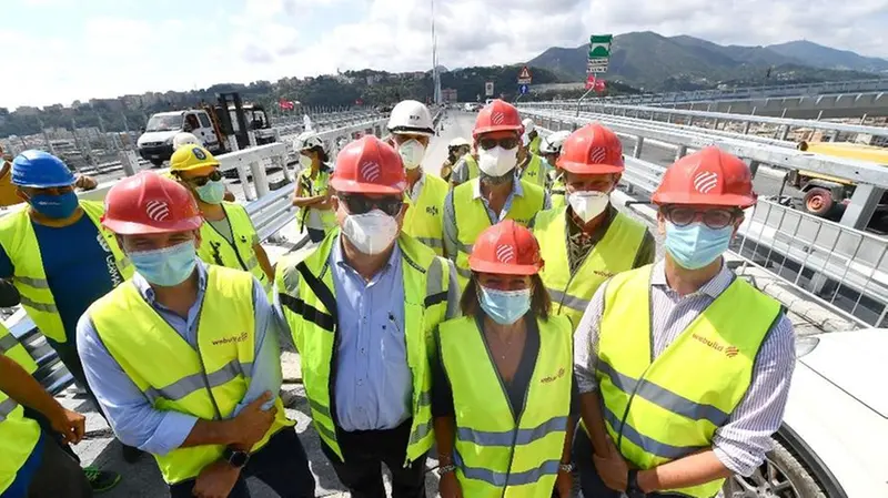 La ministra delle Infrastrutture, Paola De Micheli, sul ponte San Giorgio per un saluto alle maestranze - Foto Ansa/Luca Zennaro