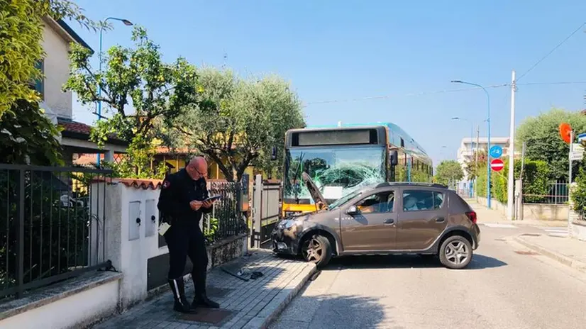 Lo scontro tra un'auto e l'autobus al villaggio Violino - Foto Marco Ortogni/Neg © www.giornaledibrescia.it