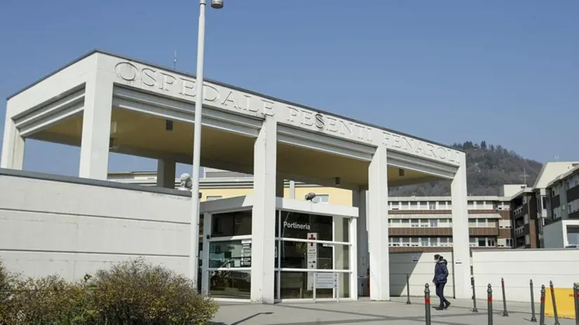 L'ingresso dell'ospedale di Alzano Lombardo, in provincia di Bergamo