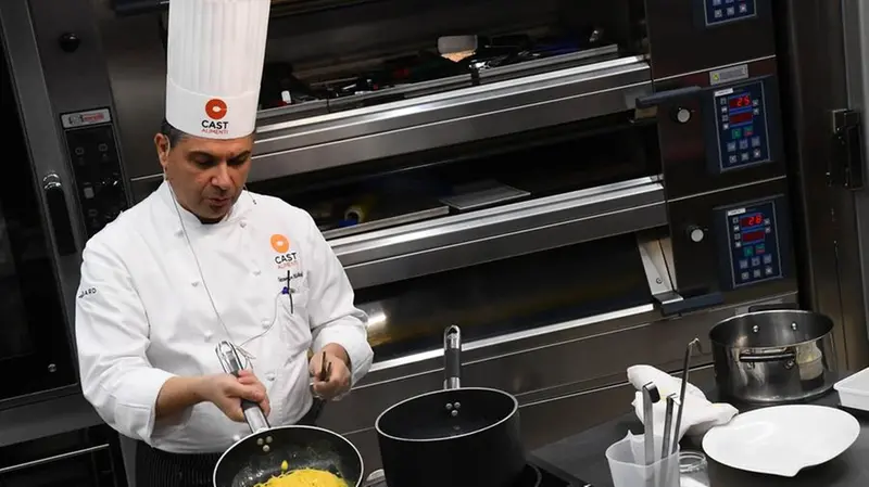 Lo chef Maffioli al lavoro. Foto © www.giornaledibrescia.it