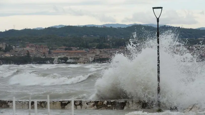 Raffiche di vento con picchi da 103 km/h: quella del maggio 2019 fu la regina delle burrasche - © www.giornaledibrescia.it