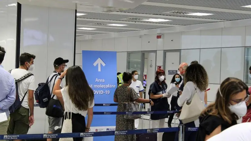 Passeggeri in fila per il test all'aeroporto Fiumicino di Roma - Foto Ansa/Telenews