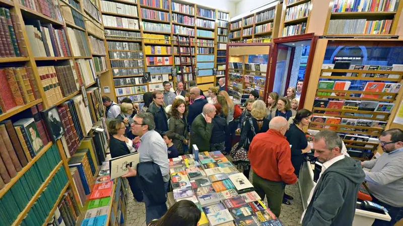 La libreria Serra Tarantola in via Porcellaga in una foto d'archivio - © www.giornaledibrescia.it