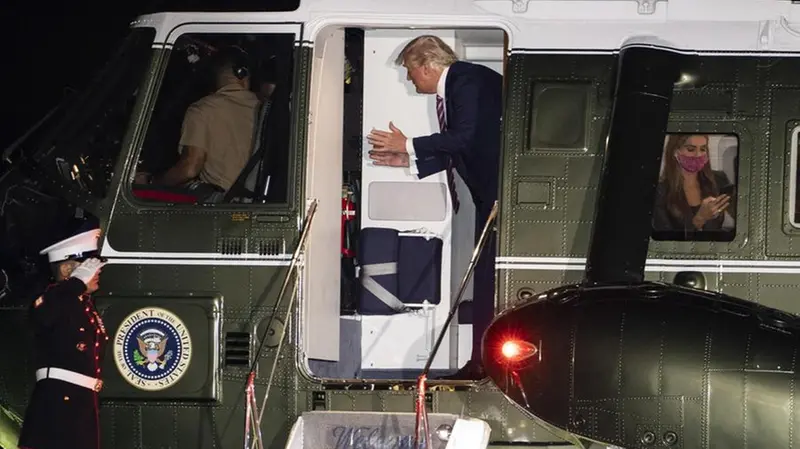 Donald Trump sull'elicottero dei Marines. Nel finestrino alle sue spalle si scorge Hope Hicks - Foto Epa © www.giornaledibrescia.it