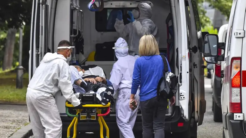 Il trasporto di un malato in ospedale - Foto Ansa/Epa © www.giornaledibrescia.it