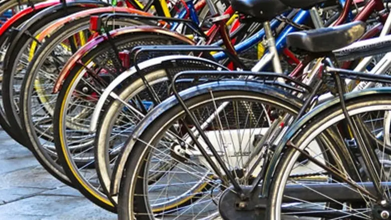 Nella foto d’archivio, un posteggio di biciclette - © www.giornaledibrescia.it
