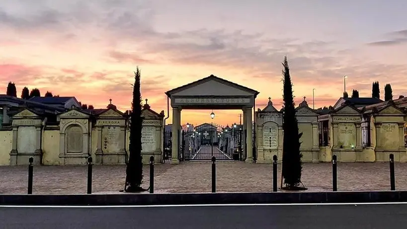 L'ingresso del cimitero di Berlingo, appena rinnovato