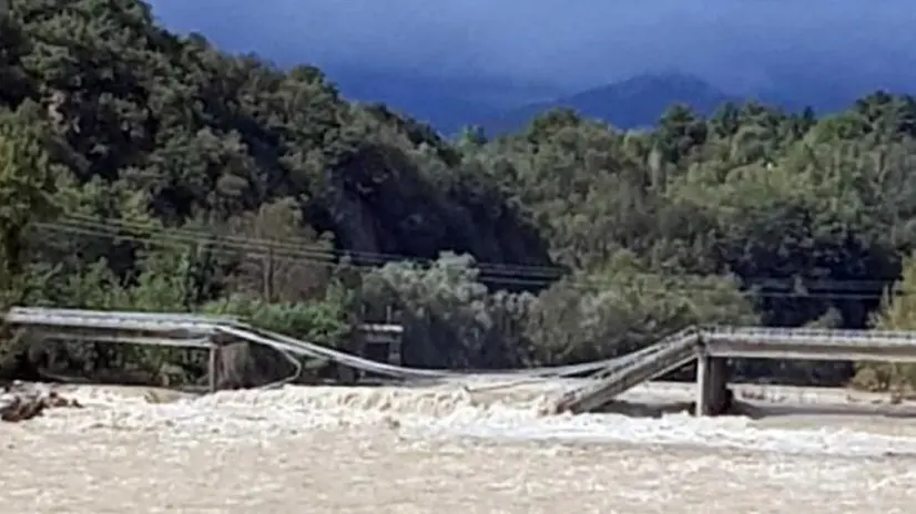 Il ponte crollato sul fiume Sesia a causa del maltempo - Foto Ansa/Us Provincia Novara