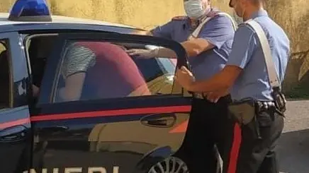 Uno dei pusher viene portato in carcere dai militari dell'Arma - © www.giornaledibrescia.it