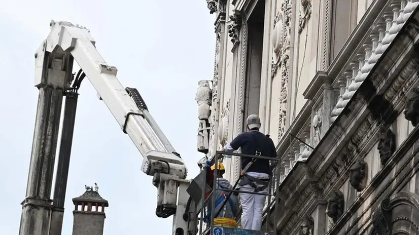 Le verifiche dei tecnici su palazzo Loggia - Foto © www.giornaledibrescia.it