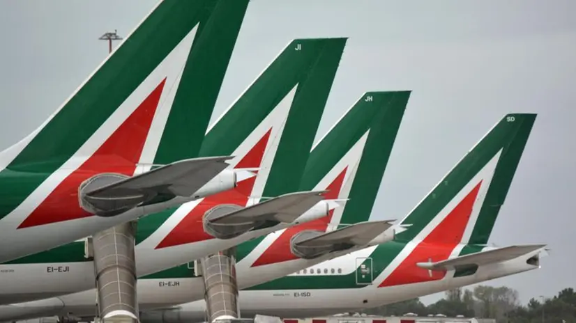 Alcuni aerei della compagnia Alitalia - Foto © www.giornaledibrescia.it