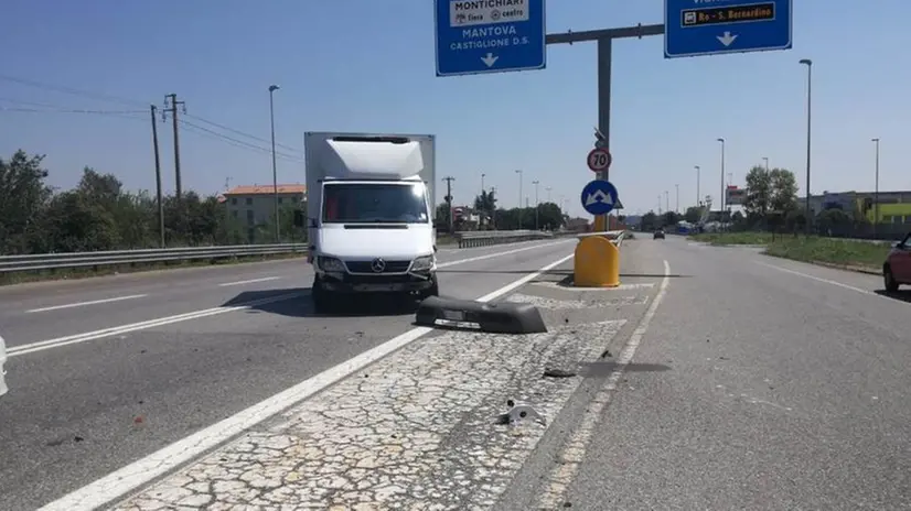 Il punto del tremendo schianto tra autocarro e moto - © www.giornaledibrescia.it