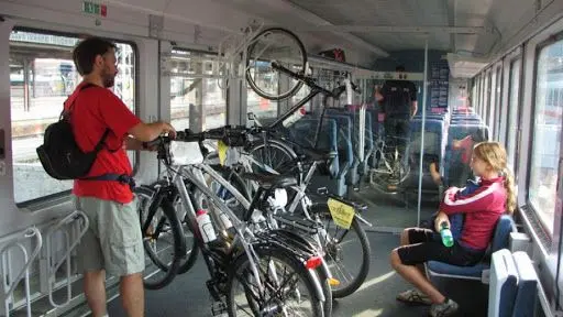 In carrozza anche con le biciclette - Foto © www.giornaledibrescia.it