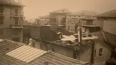 Il Fiat Br1 del XIII Stormo bombardamento sul tetto della Moretto Film di via Solferino dopo lo schianto - Foto Archivio Centro Studi RSI- Salò Fondo M. V.