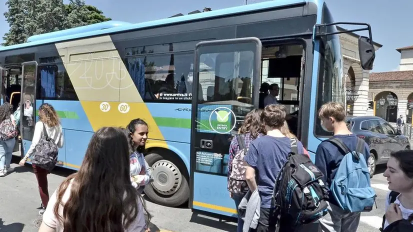 Tra gli obiettivi della ripartenza in sicurezza c'è quello di evitare assembramenti sui mezzi pubblici - Foto © www.giornaledibrescia.it