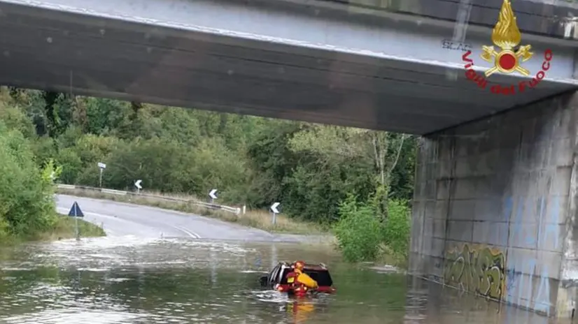 La Statale 42 del Tonale allagata all'altezza di Endine, nella Bergamasca - Foto Ansa/Vigili del fuoco © www.giornaledibrescia.it