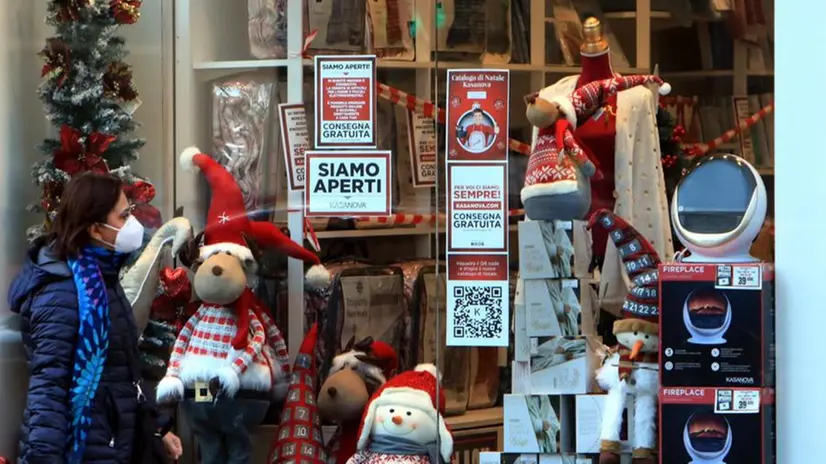 Vetrine addobbate per Natale a Milano - Foto Ansa/Paolo Salmoirago © www.giornaledibrescia.it
