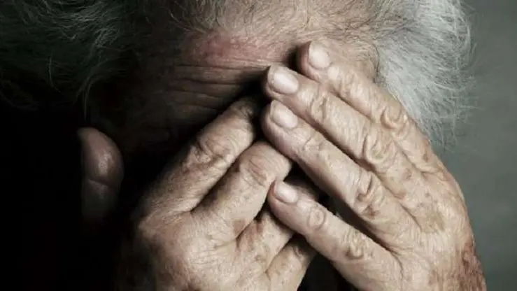 Un'anziana si copre il viso © www.giornaledibrescia.it