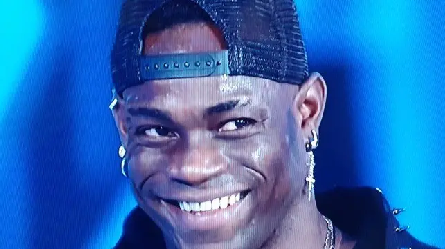 Mario Balotelli sorridente al «Grande Fratello Vip»