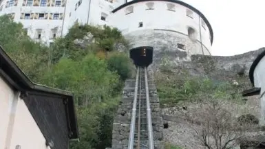 L’ascensore del castello di Kufstein (Austria), preso a modello - © www.giornaledibrescia.it