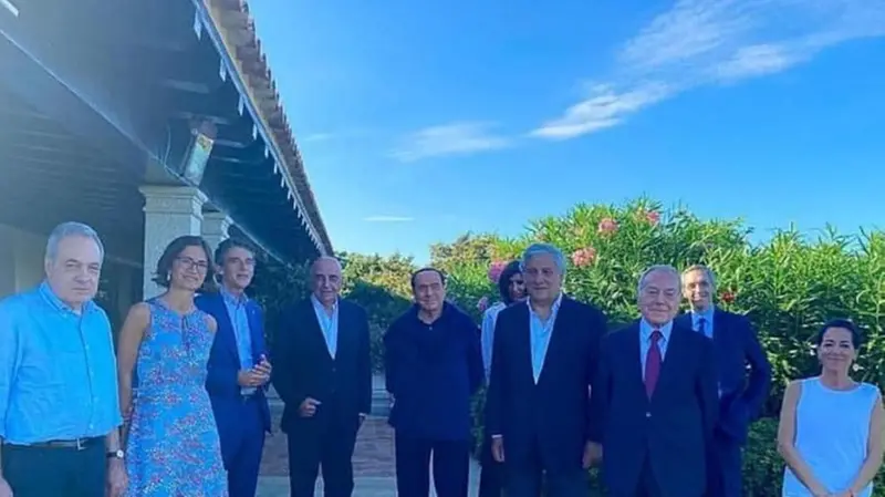 Un post tratto dal profilo Facebook di Sestino Giacomoni: Lo scatto del 6 agosto in Sardegna: 1) Andrea Orsini, 2) Mariastella Gelmini, 3) Sestino Giacomoni 4) Adriano Galliani 5) Silvio Berlusconi 6) Niccolò Ghedini 9) Gianni Letta 10) Licia Ronzulli