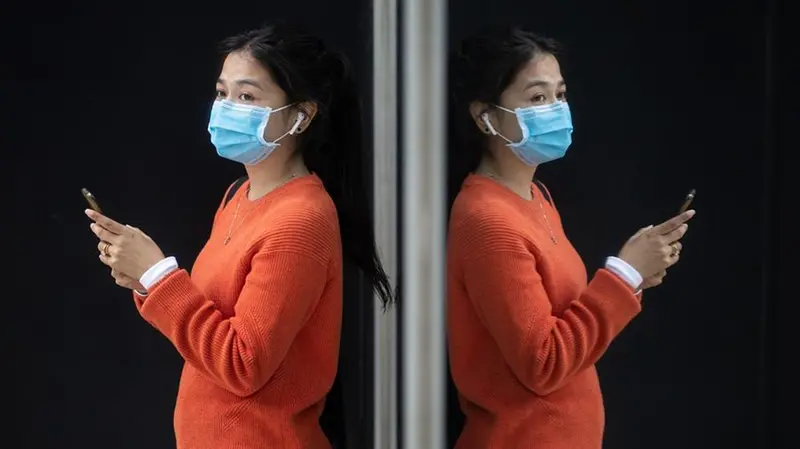 Una donna indossa una mascherina chirurgica - FotoEpa/Ansa