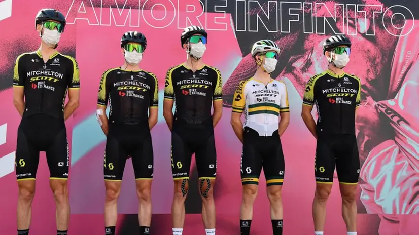 Il team Mitchelton-Scott si è ritirato dal Giro d'Italia - Foto Ansa/Luca Zennaro © www.giornaledibrescia.it