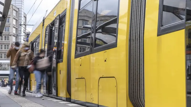 Cittadini di Berlino salgono su un tram con la mascherina in Alexanderplatz - Foto Epa © www.giornaledibrescia.it