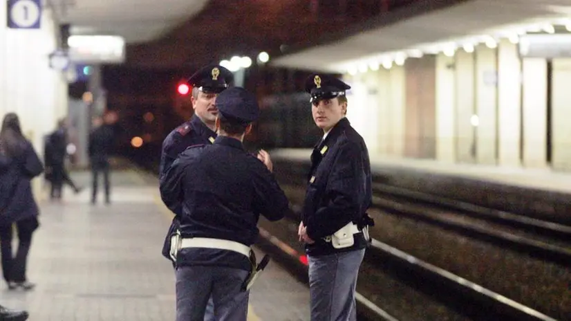 Agenti della Polfer in servizio in stazione - © www.giornaledibrescia.it