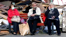 Tre donne sedute su una panchina -  Foto © www.giornaledibrescia.it