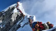 Scalatori in cordata sull'Everest - Foto © www.giornaledibrescia.it