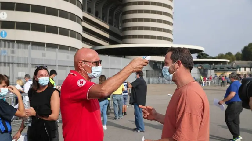 Controlli della temperatura corporea fuori da San Siro - Foto Ansa/Roberto Bregani