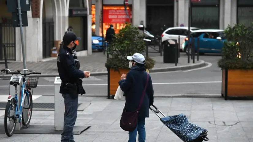 Agente di Polizia fornisce indicazioni ad una cittadina - Foto Gabriele Strada /Neg © www.giornaledibrescia.it