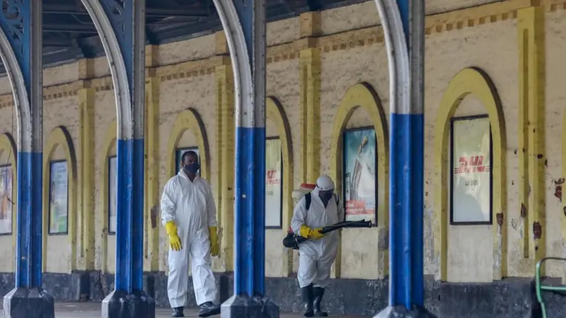 Degli addetti spruzzano disinfettante in una stazione ferroviaria in Sri Lanka - Foto Epa © www.giornaledibrescia.it