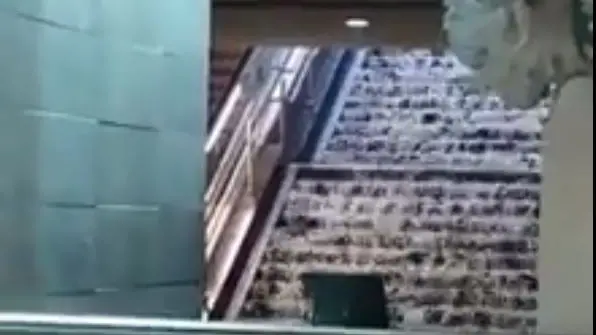 Le scale della metro trasformate in una cascata