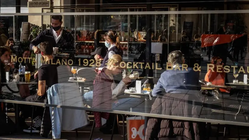 Avventori in un bar milanese: per i locali pubblici la chiusura potrebbe avvenire dalle 22 - Foto Ansa © www.giornaledibrescia.it