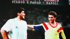 Uno di fronte all’altro: nel Mondiale del 1990 Maradona e Hagi si affrontarono a colpi da spettacolo - © www.giornaledibrescia.it
